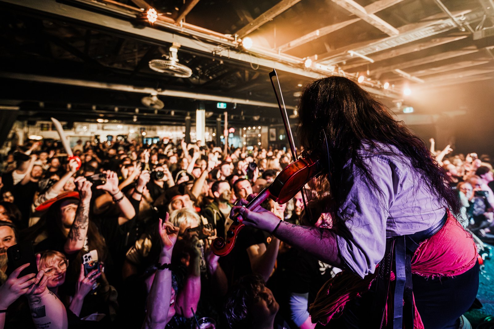 Lagerstein violinist performing to the crowd